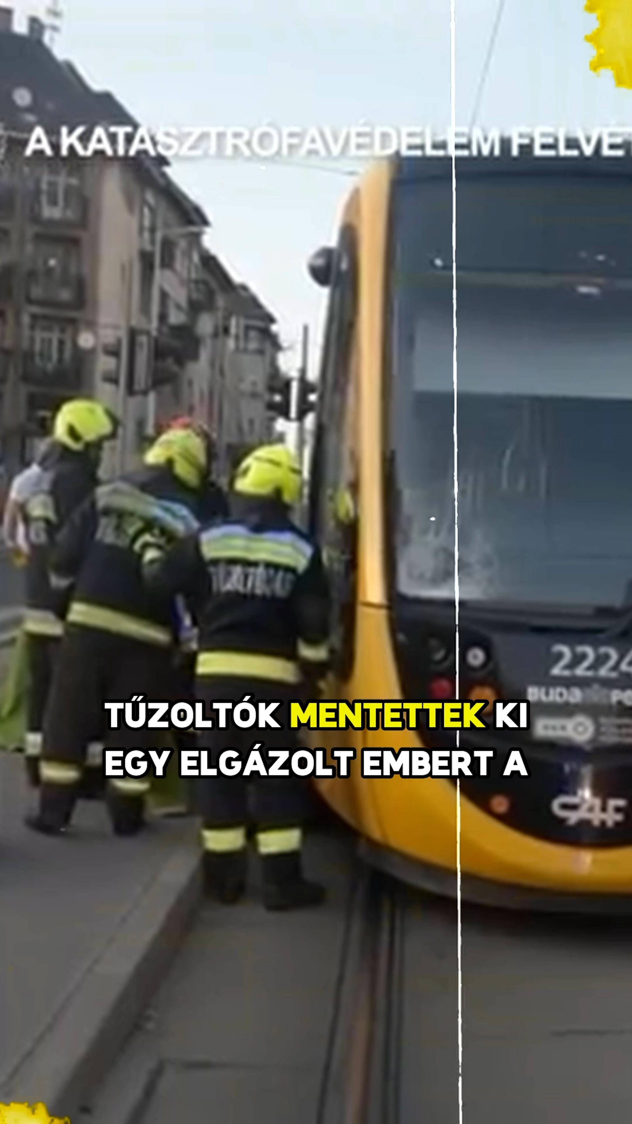 Tűzoltók mentettek ki egy elgázolt embert a villamos alól Budapesten