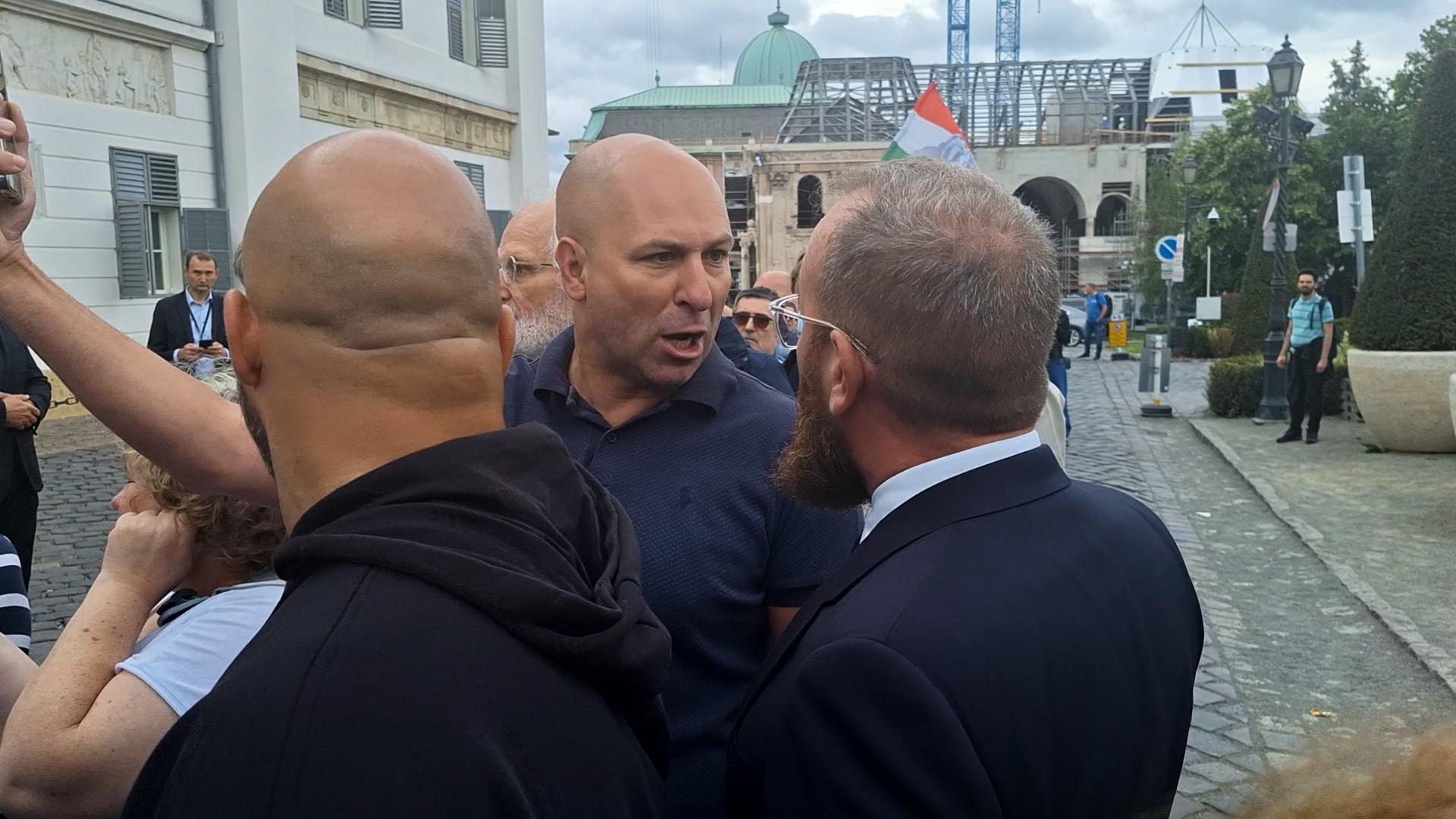 Thumbnail for Feszült hangulat a Sándor-palotánál: Magyar Péter sajtótájékoztatóját bekiabálások zavarták meg