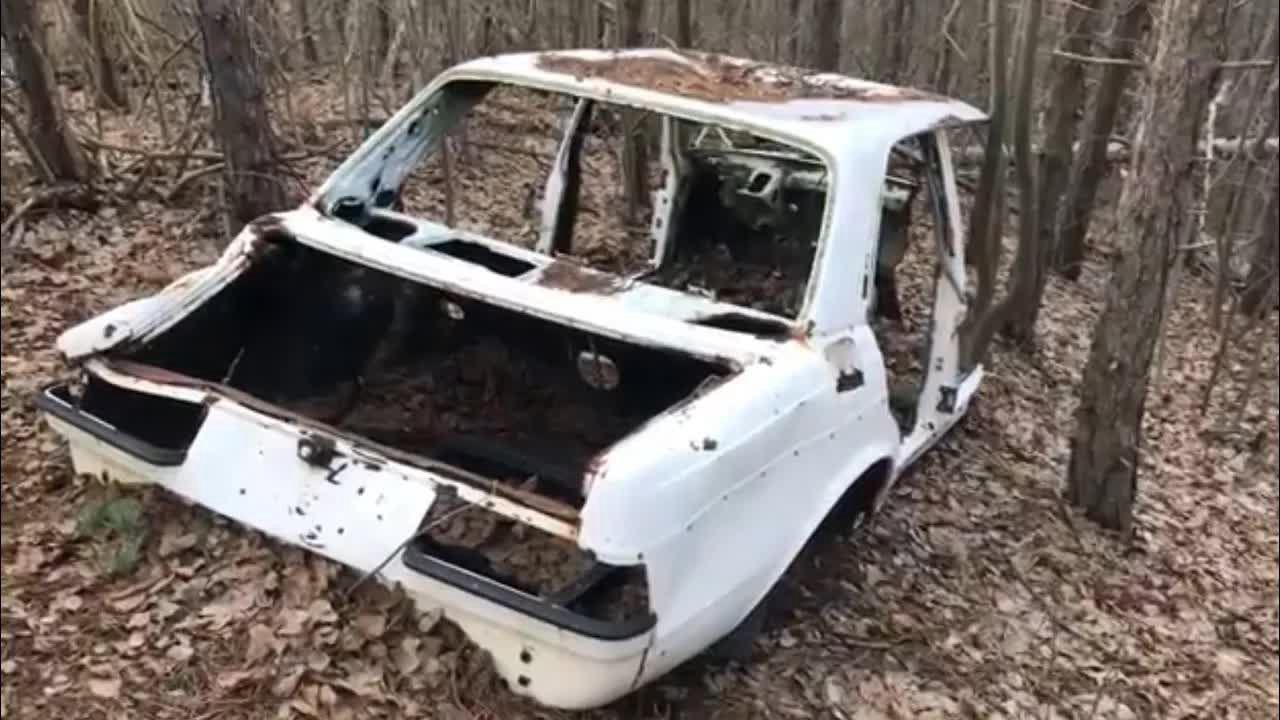Hogy kerül a Trabant az erdőbe? És a zöldséges Merci?