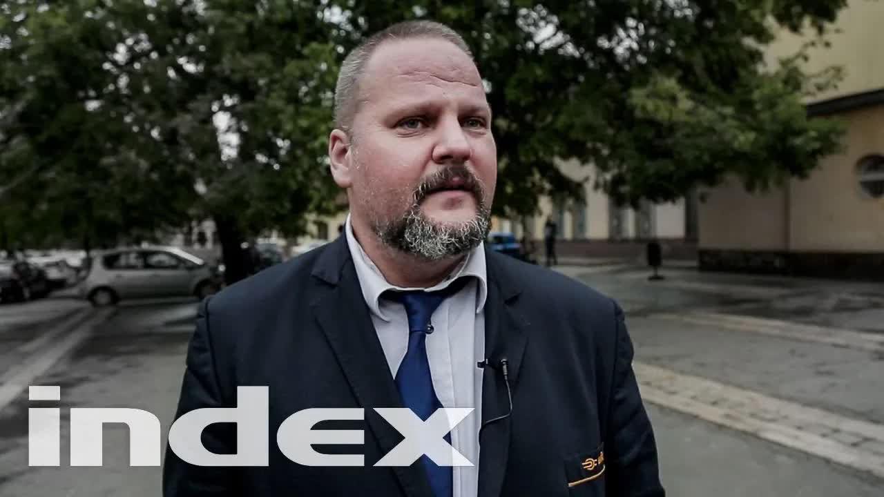 Úgy megverték, hogy 40 évesen haza kellett költöznie az apjához