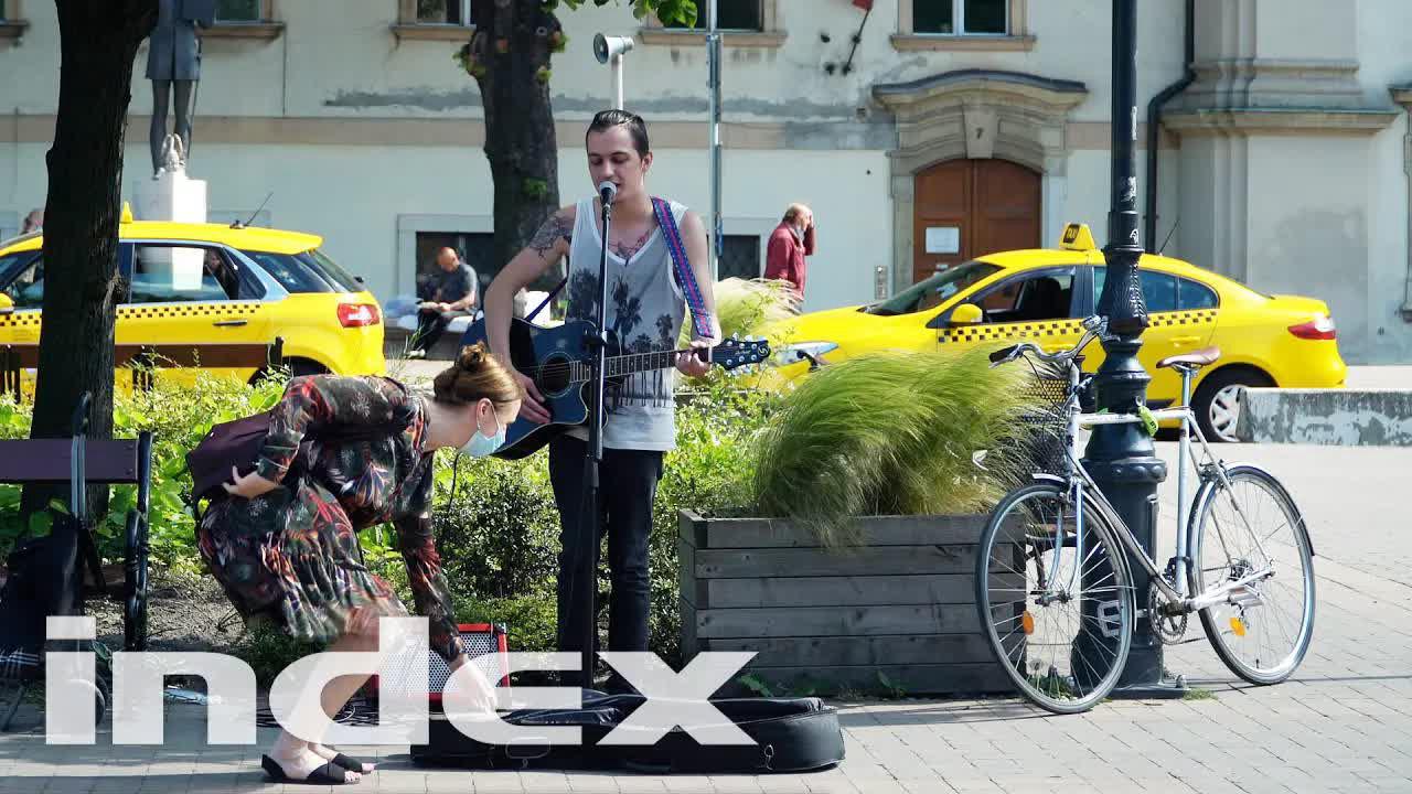 Utcán zenélni nem kéregetés, hanem művészet thumbnail