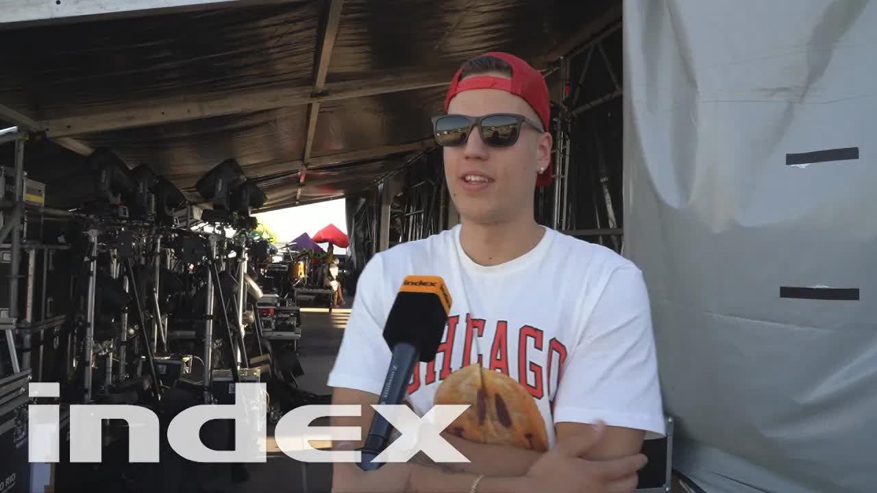 T.Danny pendrive-os hakni helyett zenekaros show-t csinált