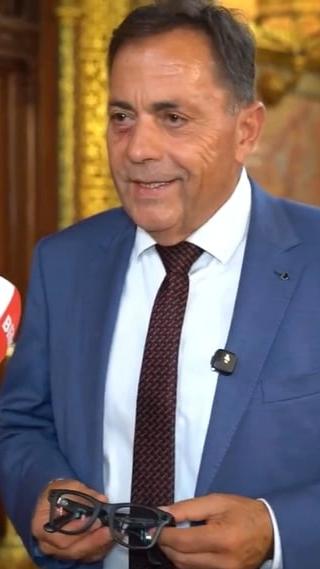 Megmutatta a Blikknek a kamerás szemüvegét Pócs János