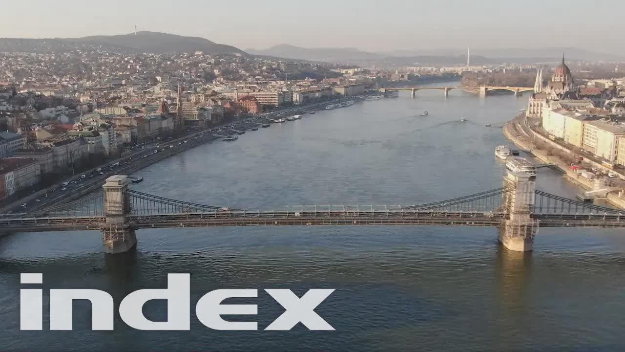 Mégsem csak négy oroszlán tekint ránk a Lánchídon