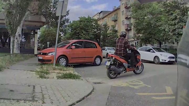 Thumbnail for Szabálytalan motoros