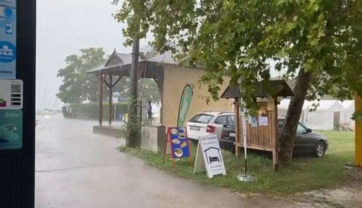 Thumbnail for Hatalmas esőzés a Balaton partján