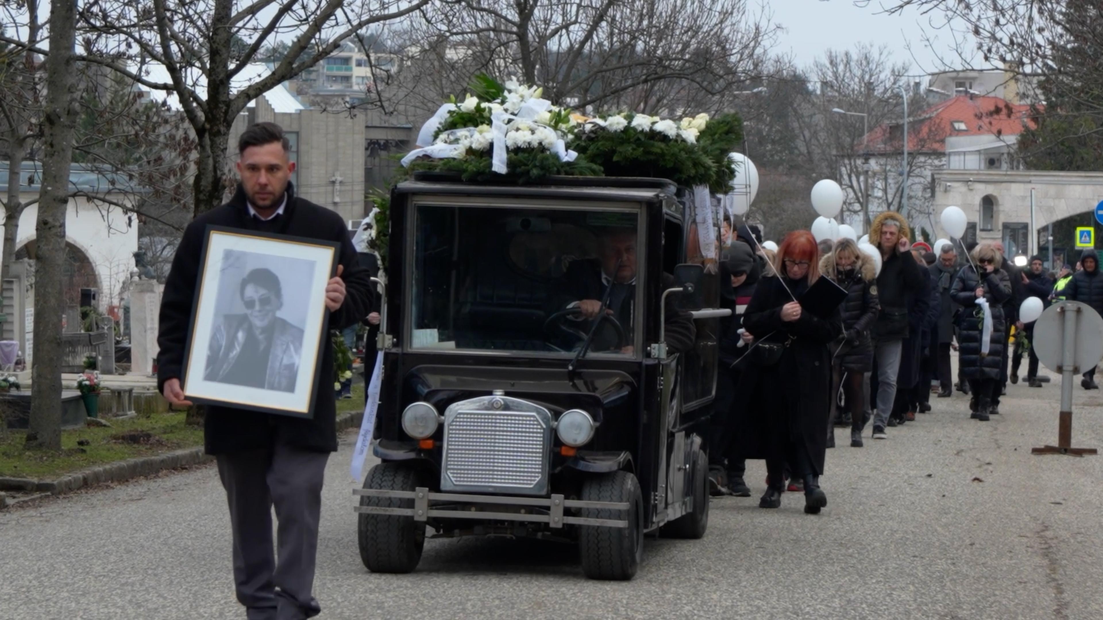 Thumbnail for Családtagok és hírességek vettek végső búcsút Fenyő Miklóstól