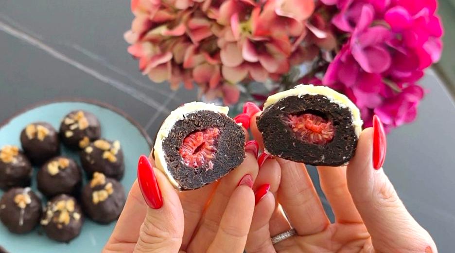 Thumbnail for Málnával töltött brownie golyók csokiba mártva