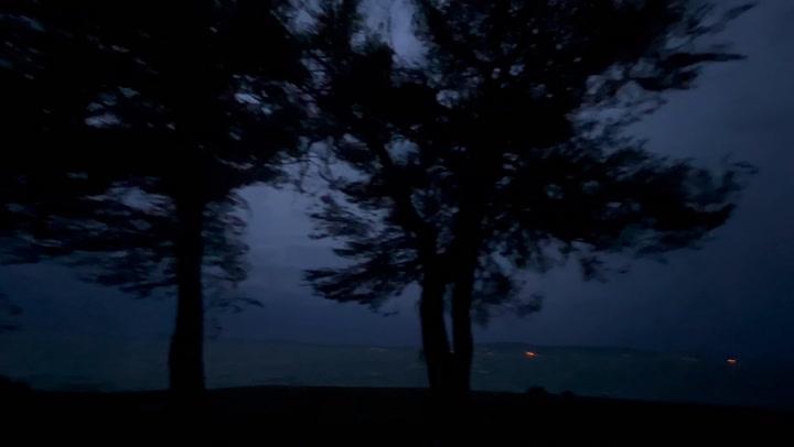 Thumbnail for Óriási szél tépte a fákat Balatonlelle partjainál