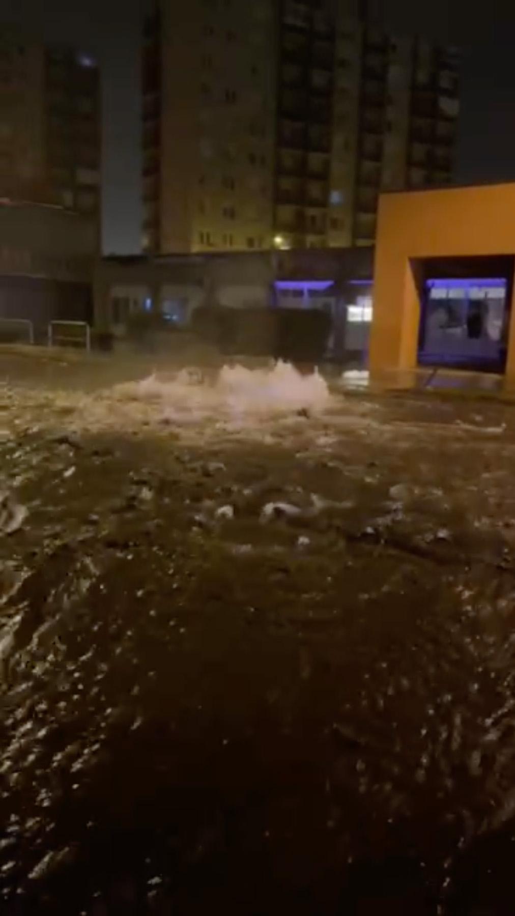 Így árasztotta el Miskolc egyik utcáját a csőtörés