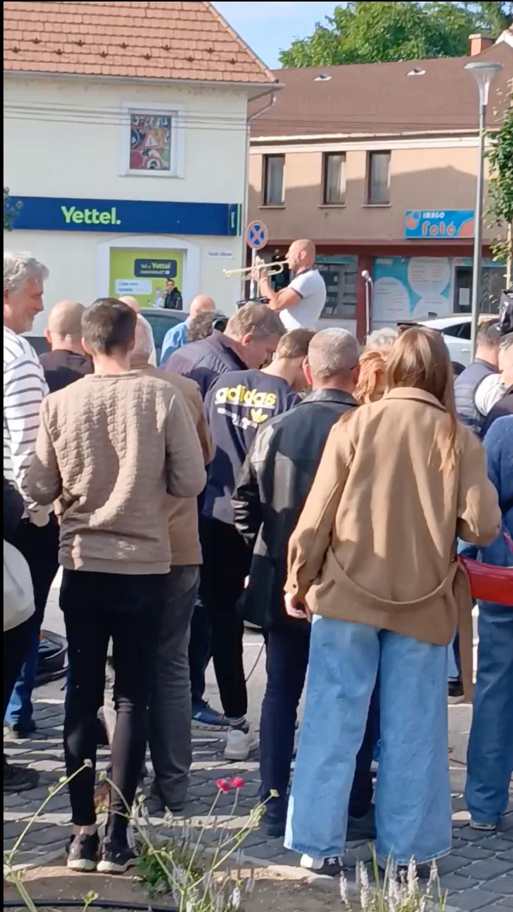 Így trombitált Szabó Bálint Szentendrén a Lázárinfo előtt