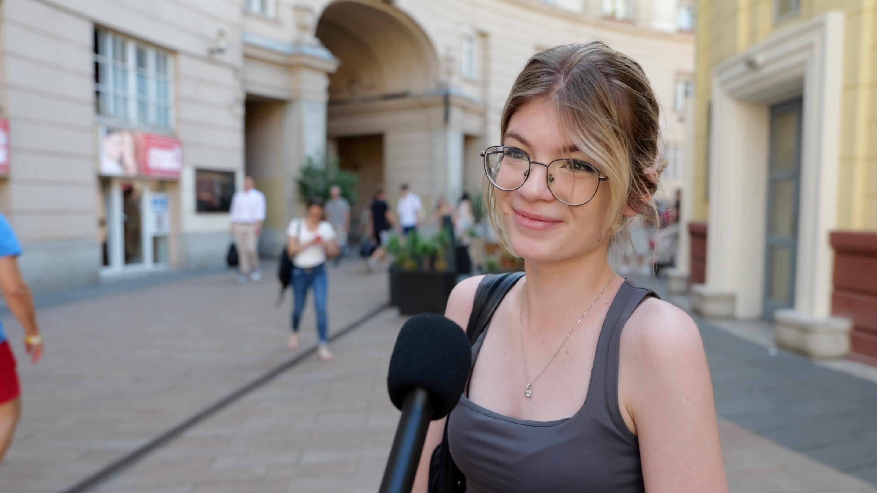 Tiszta tejet öntünk a pohárba thumbnail