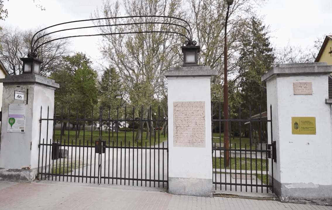 Thumbnail for Eltűnt Bicskéről a gyermekotthon pedofíliáért elítélt volt igazgatója - a helyiek nem nem hiányzik