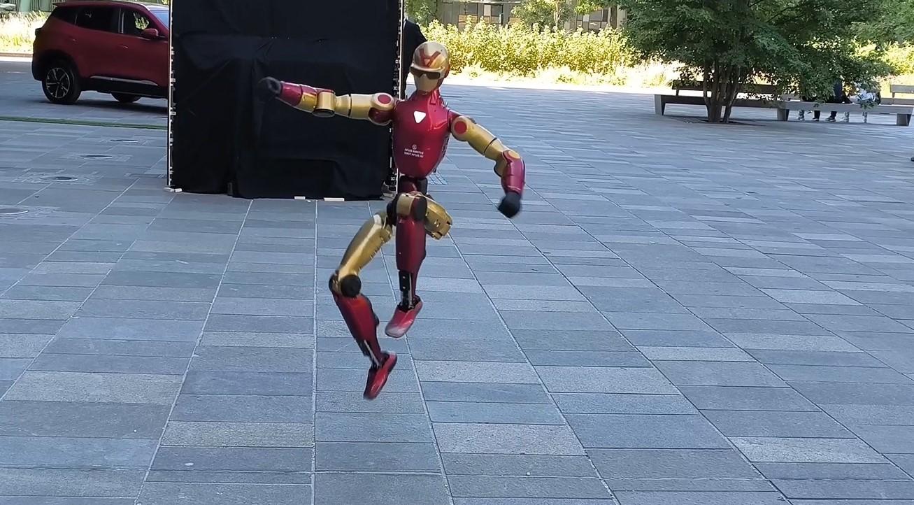Thumbnail for Megérkezett Magyarországra a Unitree legújabb humanoid robotja