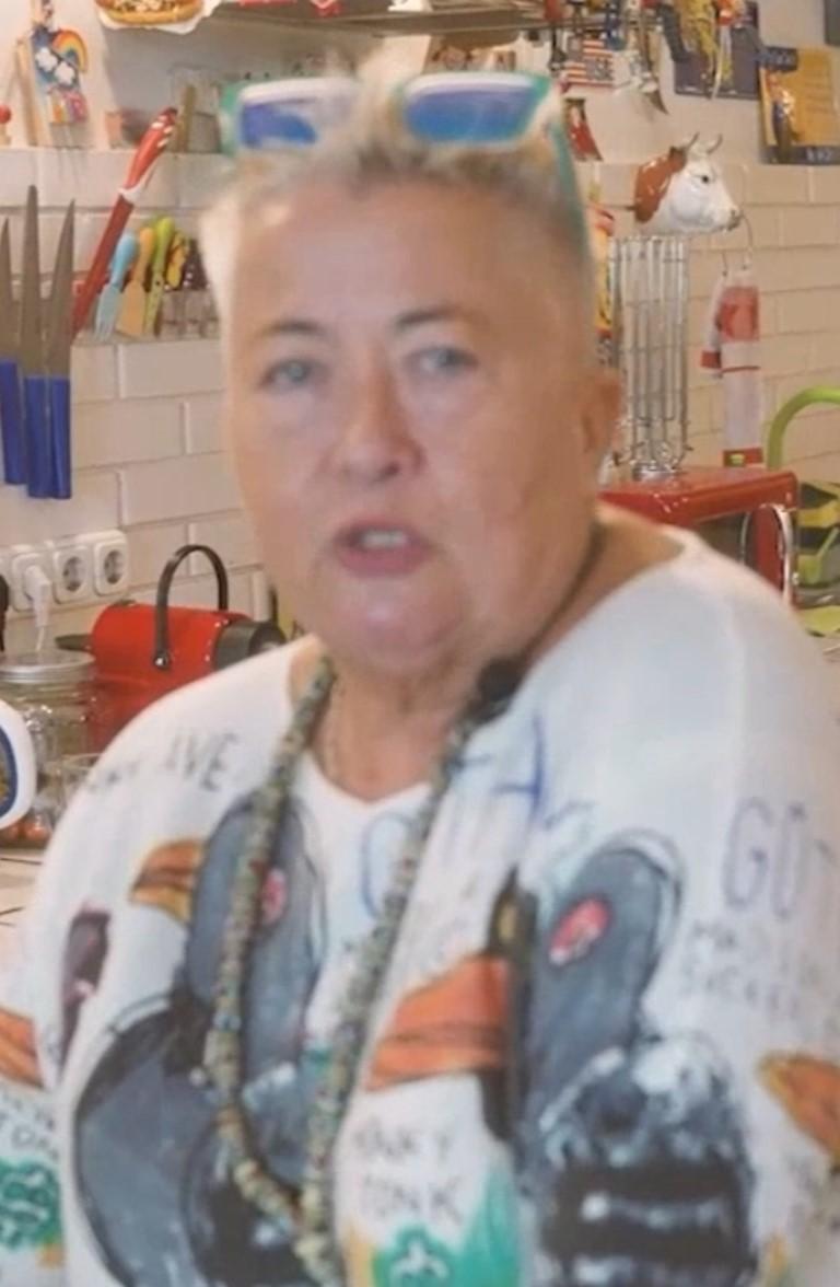 Falusi Mariann körbevezetett minket a Lang Györgyi otthonában berendezett lakásszínházban