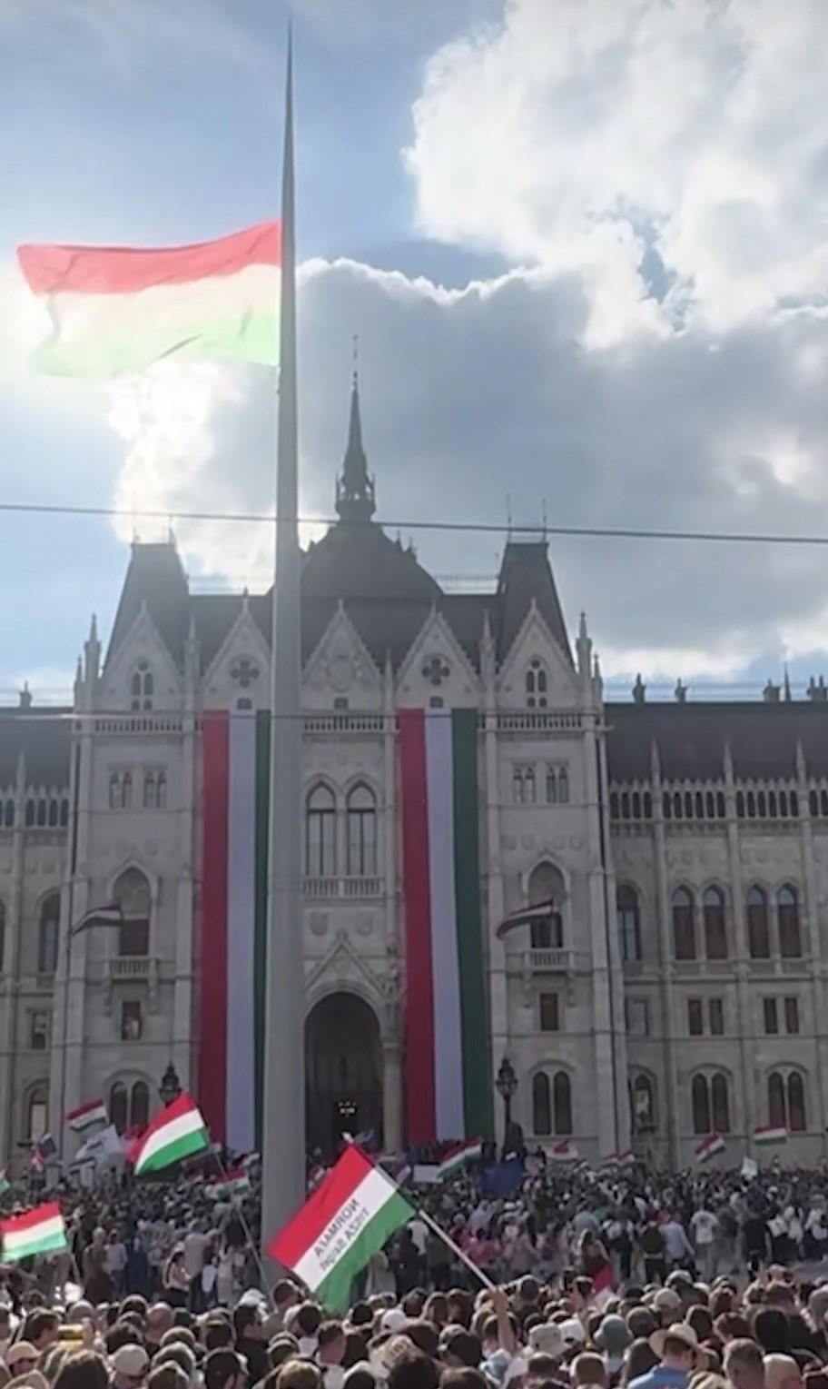 Így rohantak be az emberek a Kossuth tér közepére a Magyarország című dal alatt