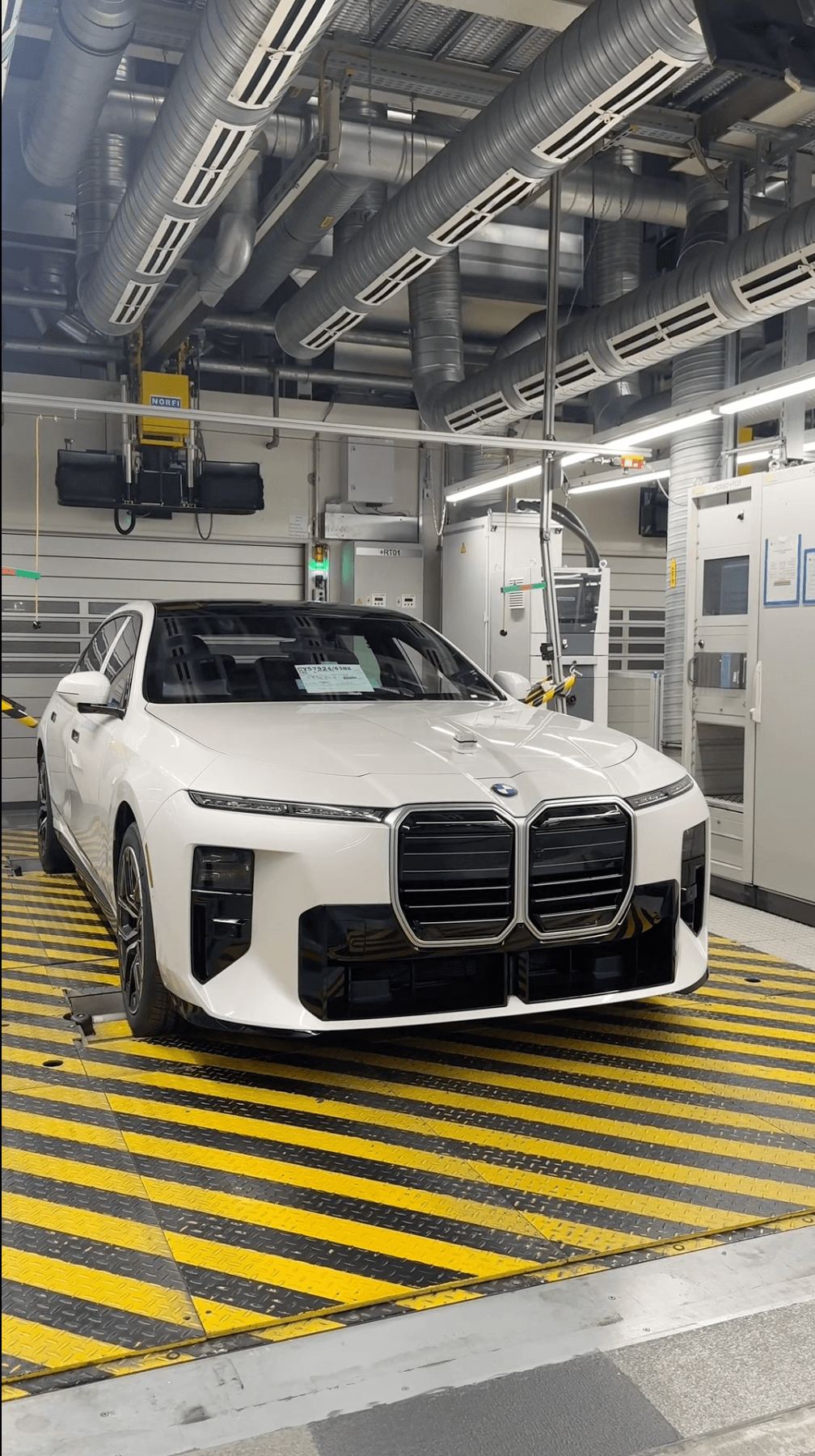 Már gyártják a frissített BMW i7-et, megnéztük a legelső darabot!