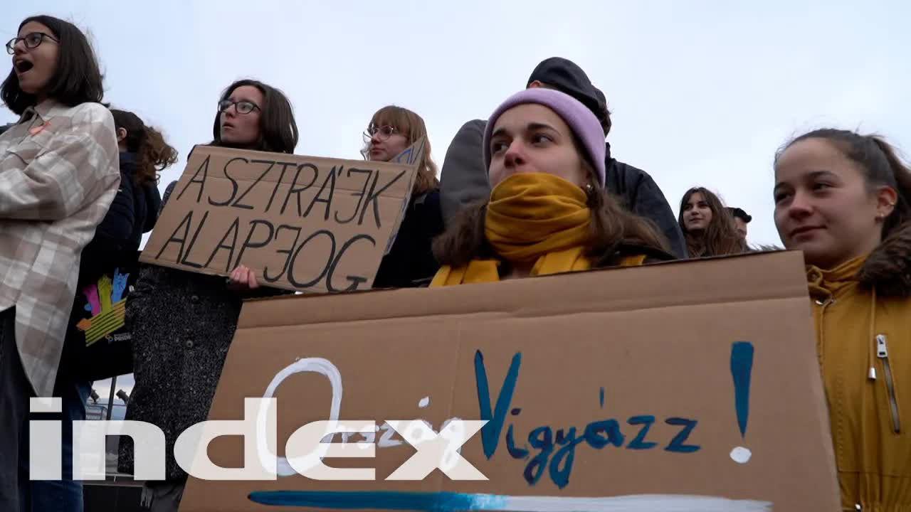 Kiállnak a diákok a tanáraik mellett – ma kezdődött az országos pedagógussztrájk