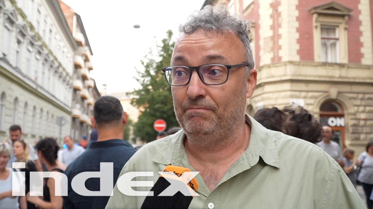 „A tiltás semmire nem megoldás!” – így demonstráltak a Madách gimnázium kirúgott igazgatójáért