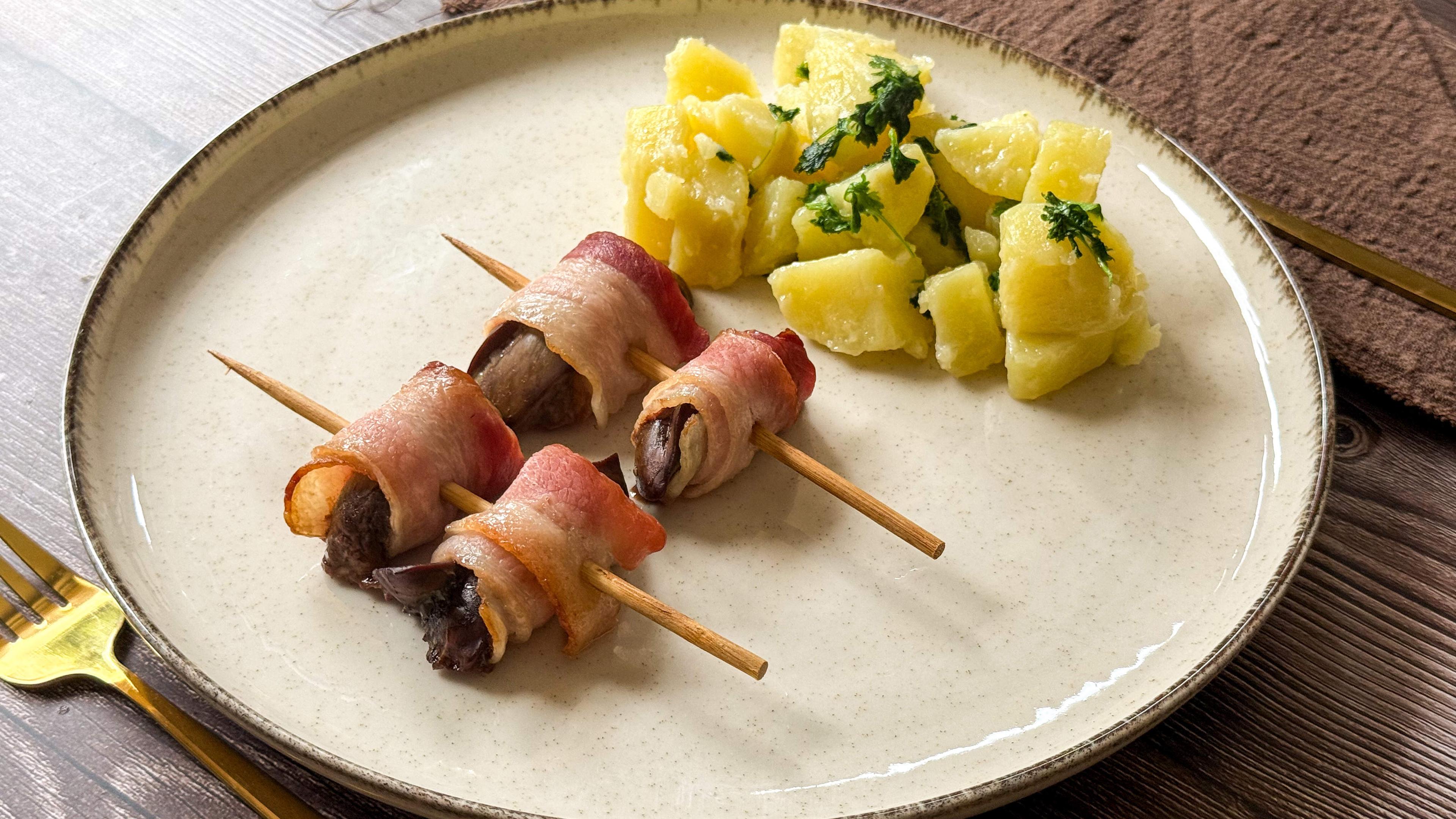 Szaftos, baconbe tekert csirkemáj: petrezselymes krumplival az igazi thumbnail