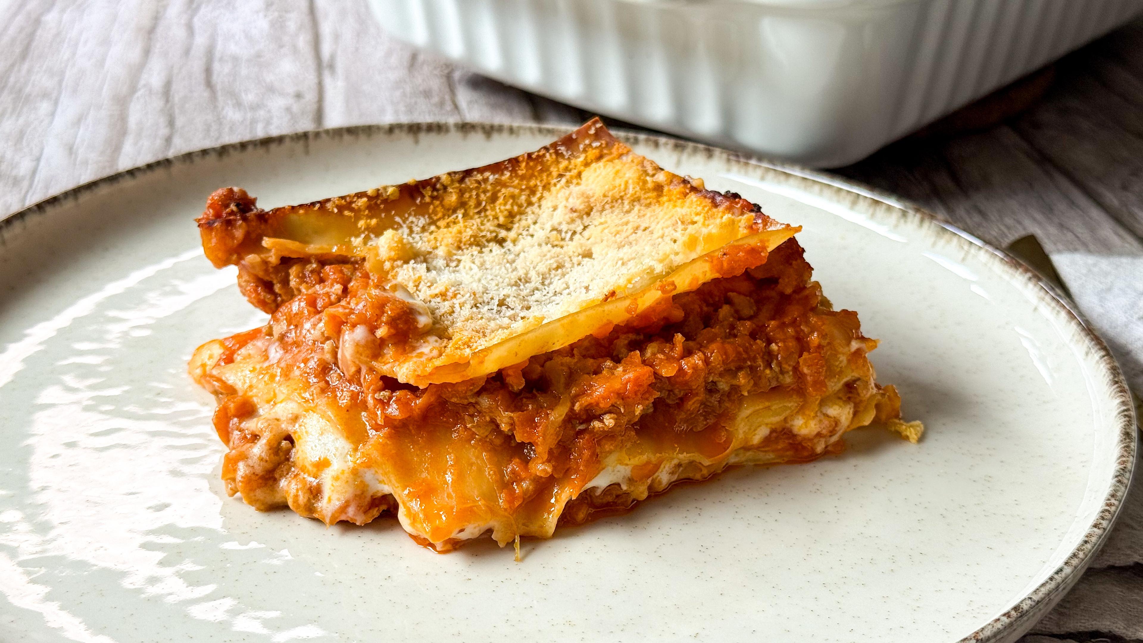 Szaftos lasagne bolognai raguval: a krémes besamel a lelke thumbnail