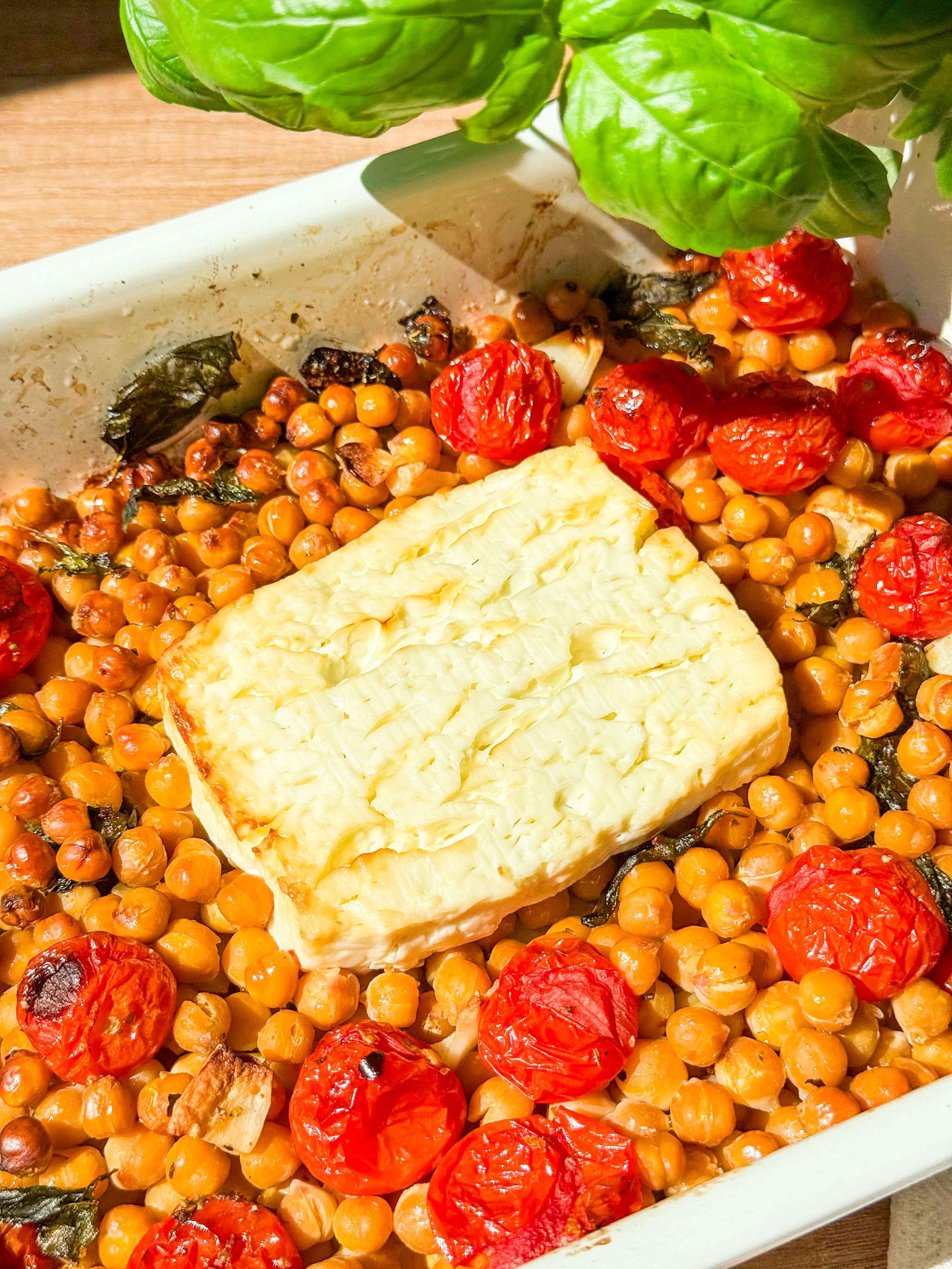 Tepsiben sült csicseri-feta egytálétel