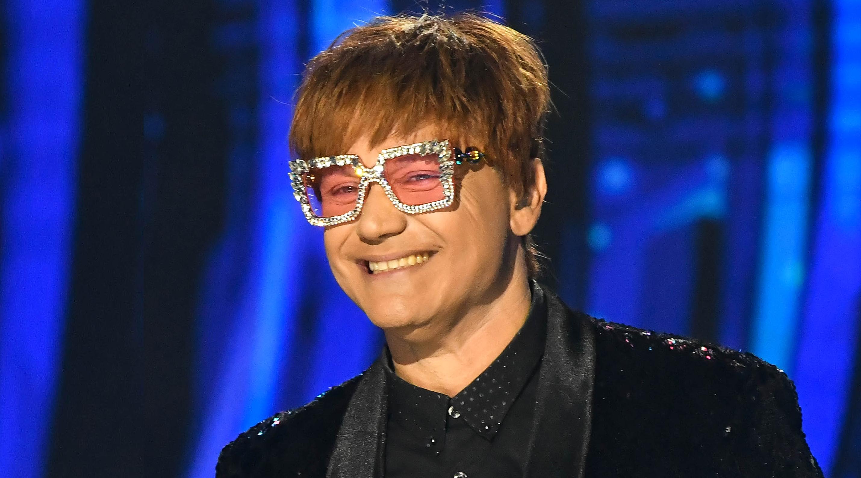 Kovács Áron Elton Johnként üzent szerelmének thumbnail