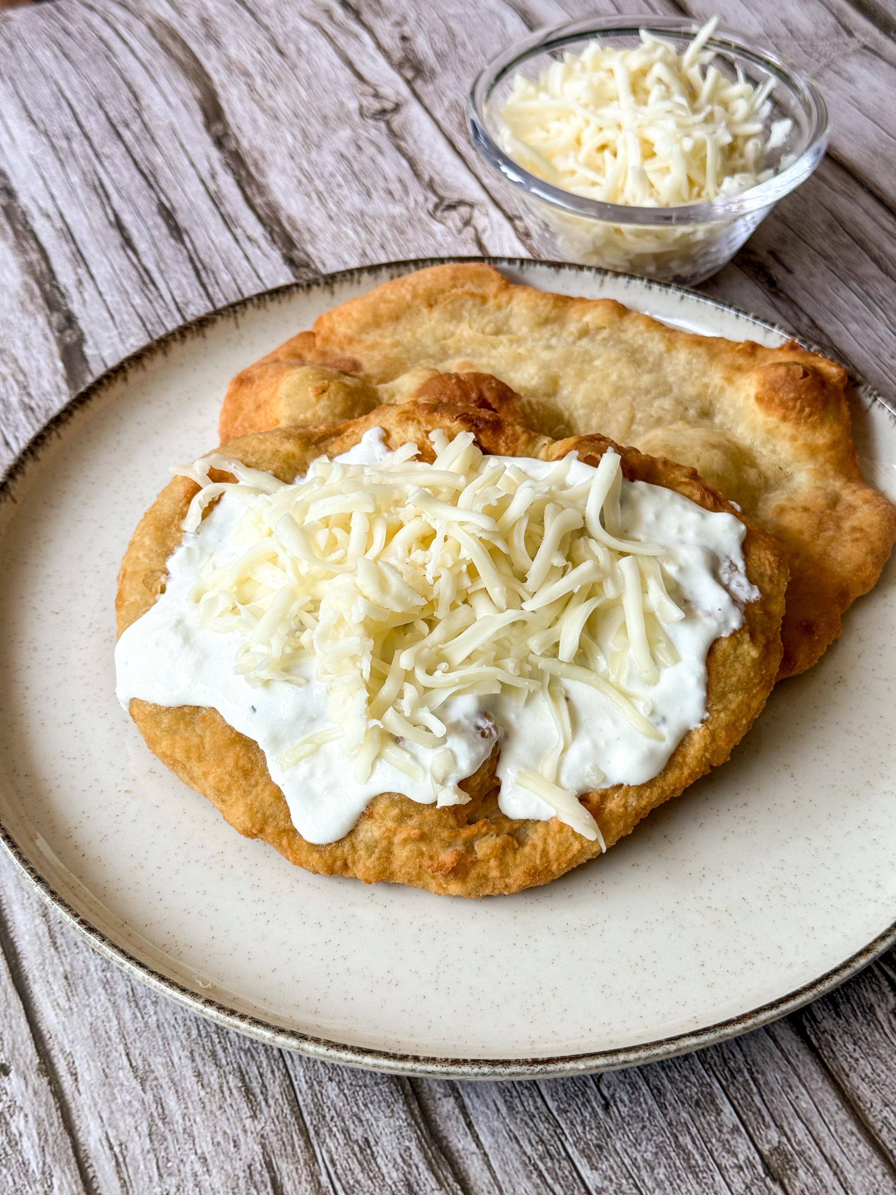 Sajtos-tejfölös lángos