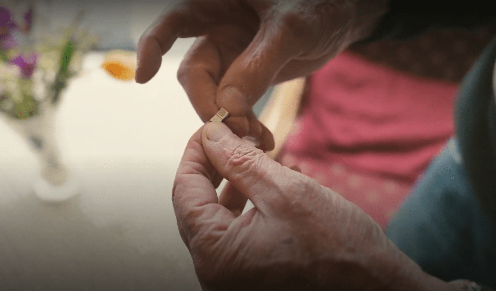 Bay Éva és férje otthonukban megmutatták nekünk a világ legkisebb könyvét. thumbnail