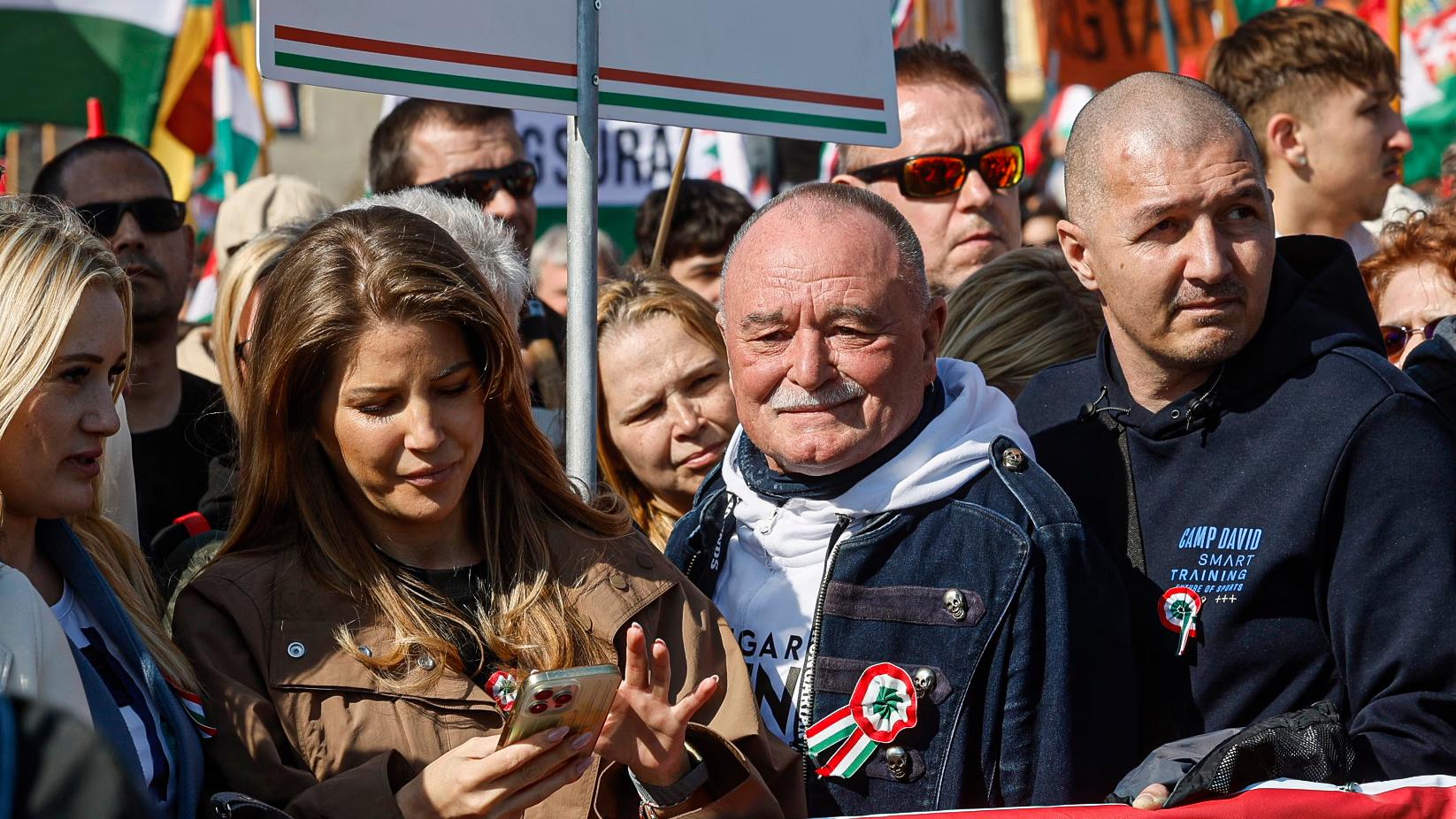 Thumbnail for Nagy Feró óriási népszerűségnek örvend a Békemeneten: a koncertjein nem oszt ennyi közös képet