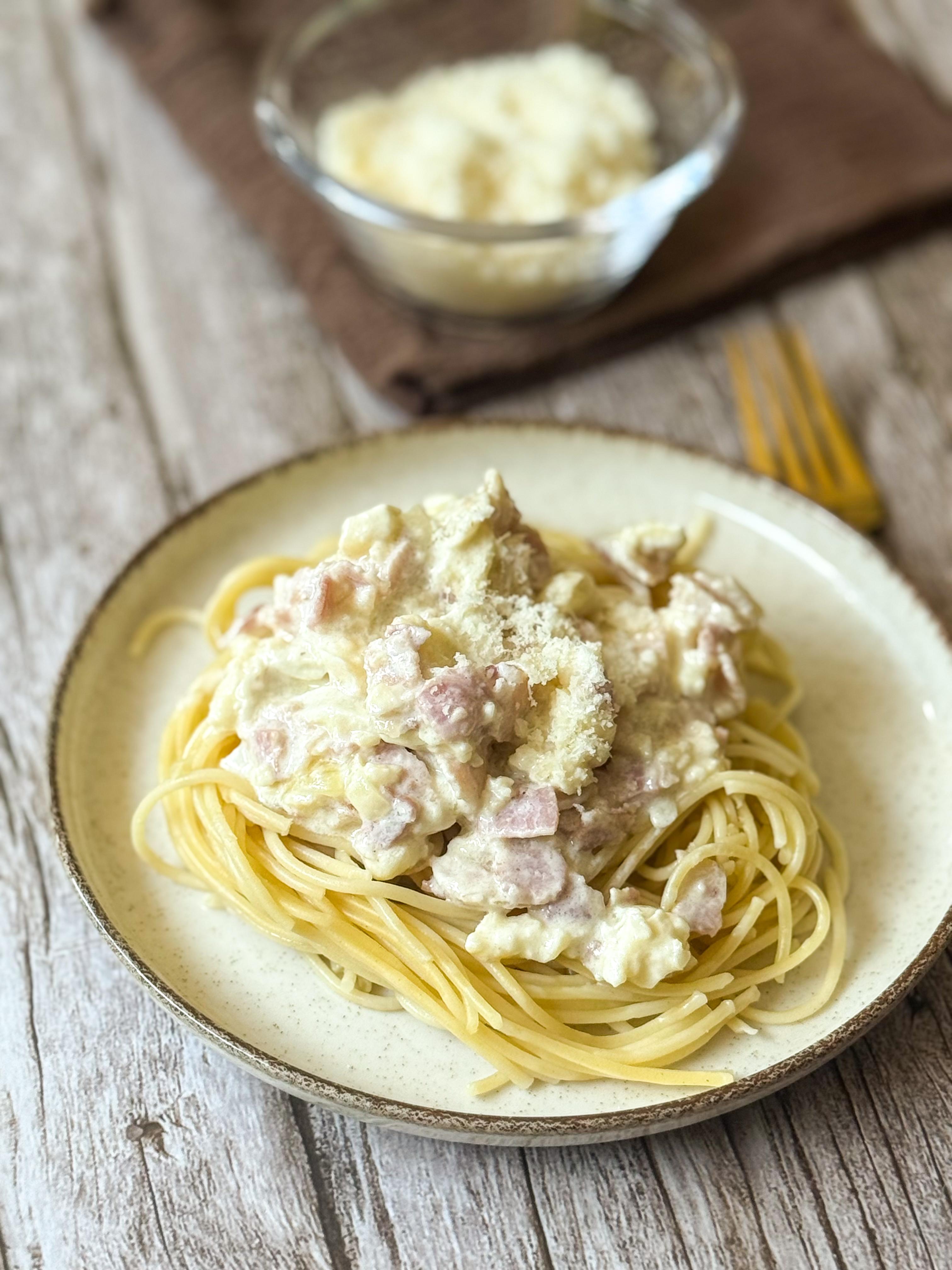 Baconös spagetti camemberttel