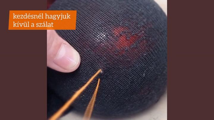 Thumbnail for Kolléganőnk zoknit stoppol pelenkaöltéssel