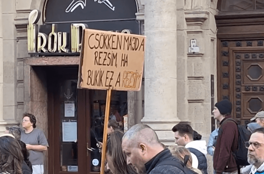 Thumbnail for Óriási tömegek vonultak ki Magyar Péter beszédére: telis tele a Hősök tere!