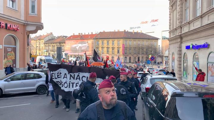 Thumbnail for Antifasiszta tüntetők vonulnak a budai várba