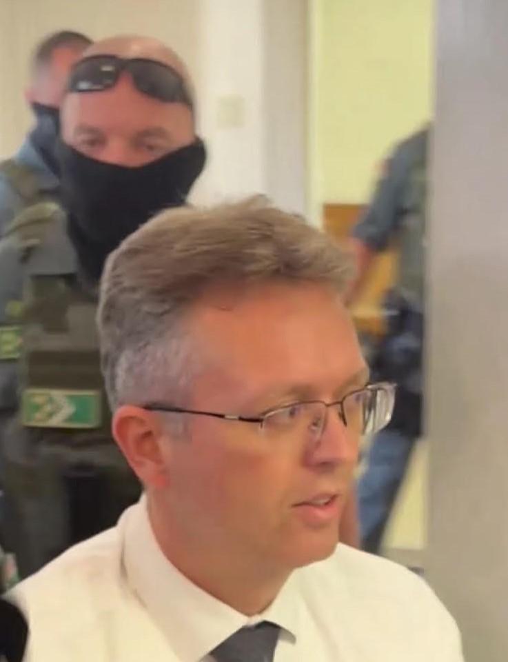 Hankó Balázst megtermett NAV-kommandósok vitték a tárgyalóterembe