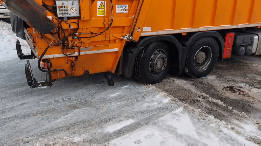 Thumbnail for Negyven településre nem jutottak el a kukásautók az ónos eső miatt