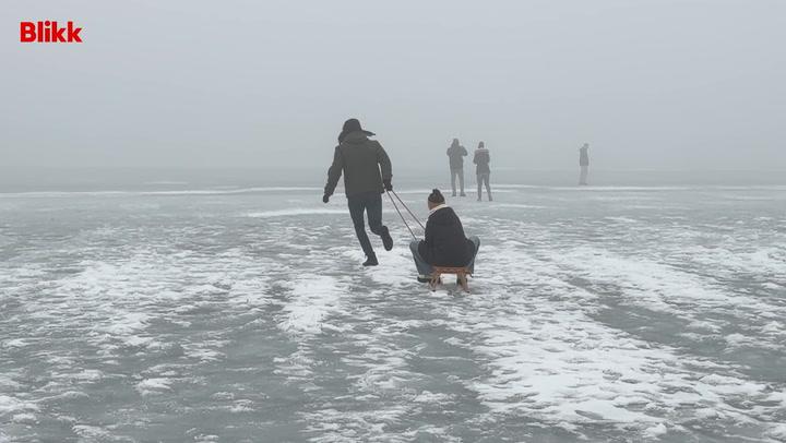 Thumbnail for Veszélyes a jég, mégis tömegek korcsolyáznak a Balatonon