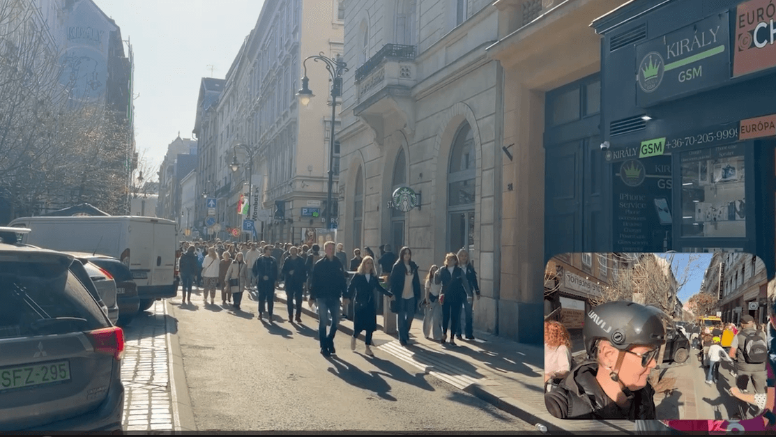 Thumbnail for Délután háromkor a tömeg vége még mindig csak a Deák téren van: ilyen a Tisza Párt rendezvénye