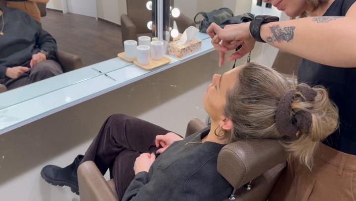 Thumbnail for Kolléganőnk kipróbálta a threading (cérnás) szemöldökformázását és most már nem is akar mást